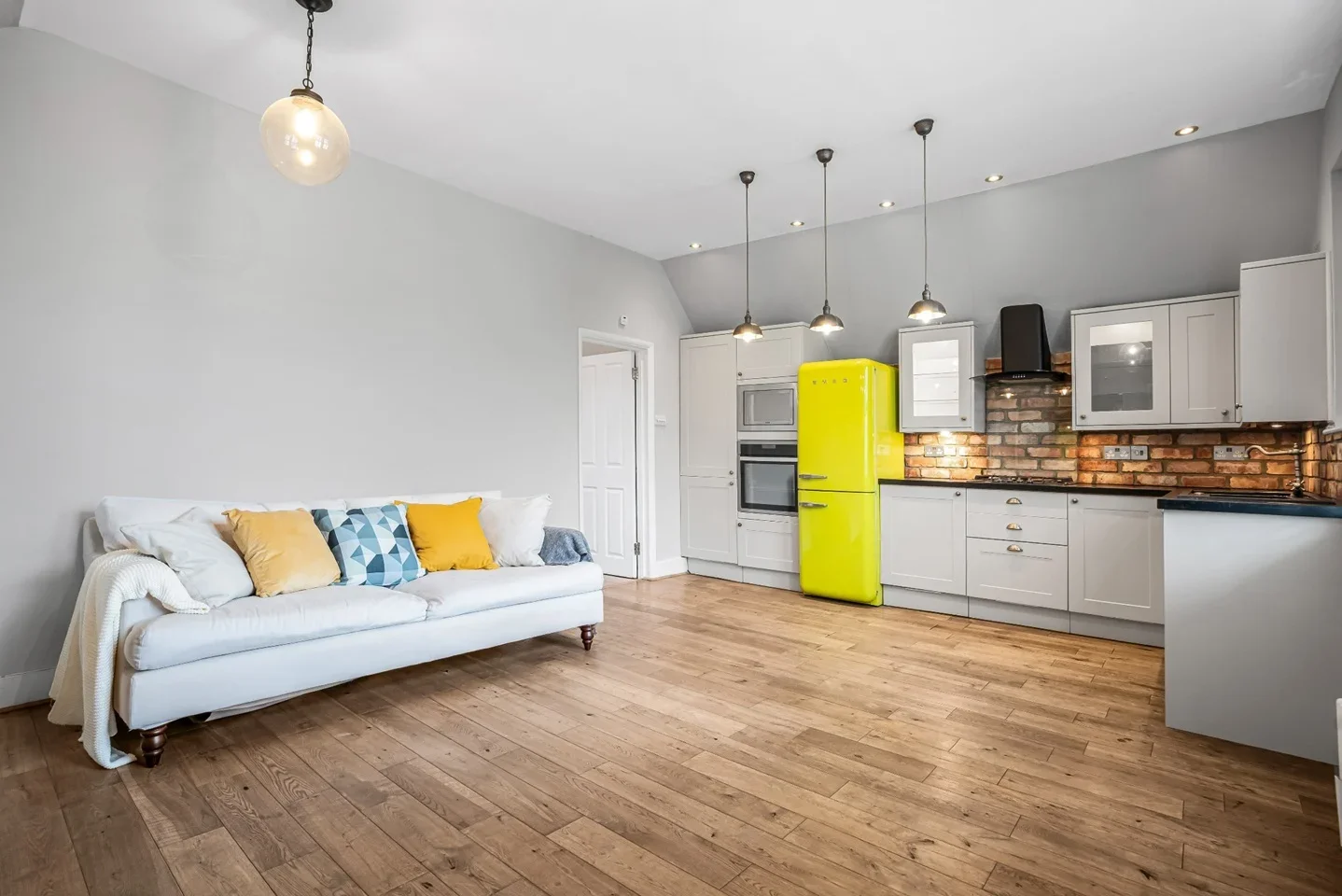 Flat Ambleside Avenue in Greater London
