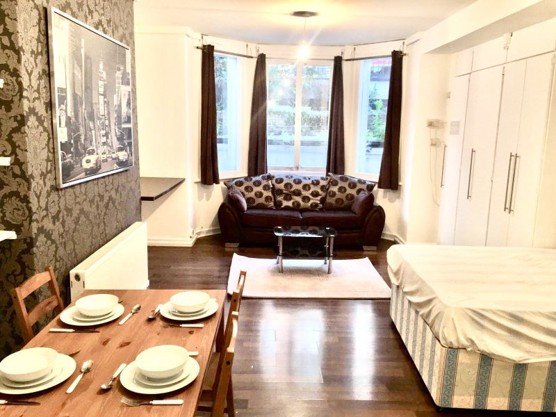 Flat Earl's Court Road in Greater London
