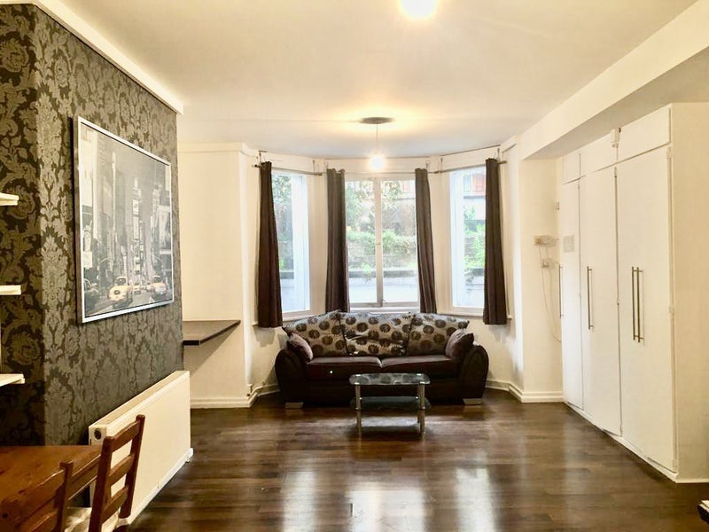 Flat Earl's Court Road in Greater London