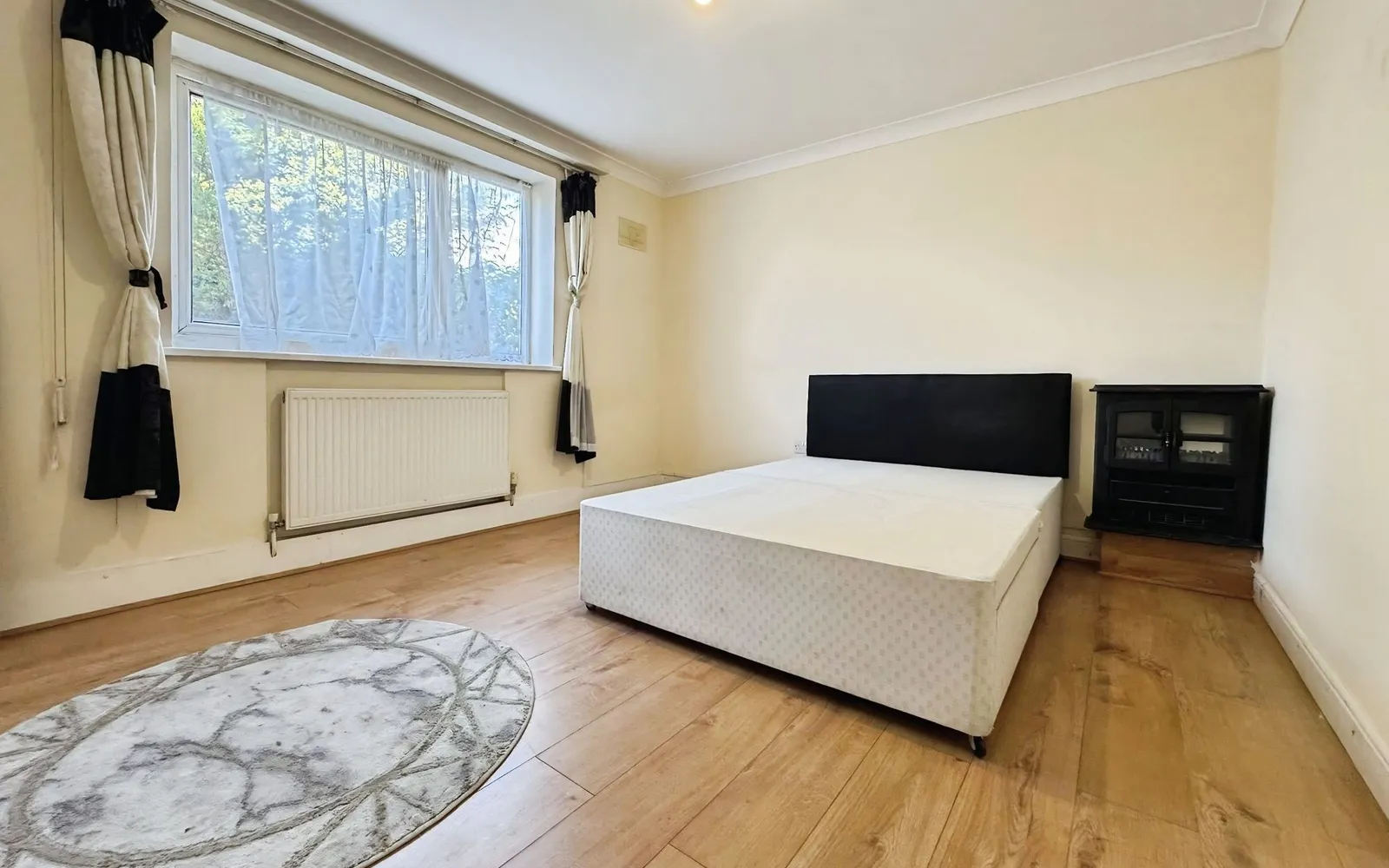 Flat Goldsmith Lane in Greater London