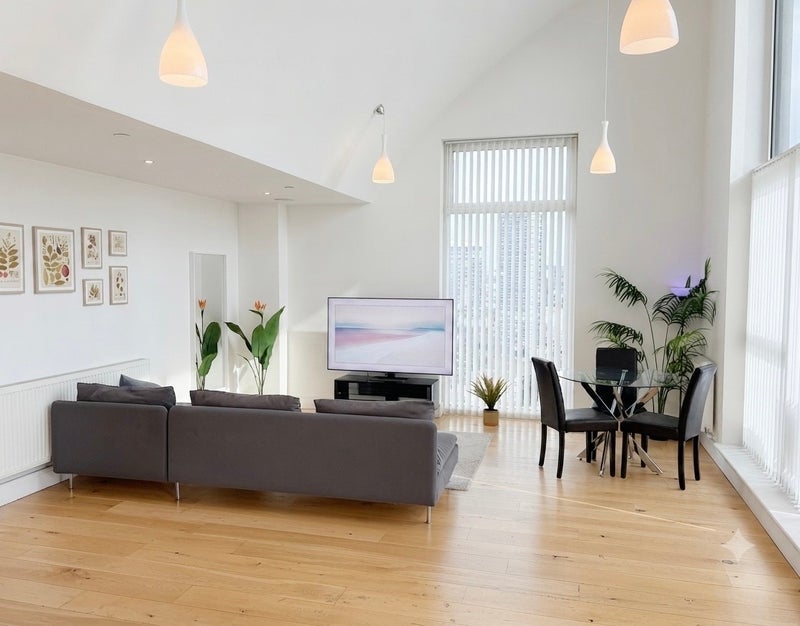 Room Silvertown Way in Greater London