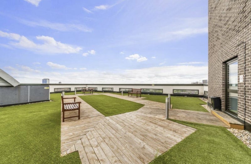 Room Silvertown Way in Greater London