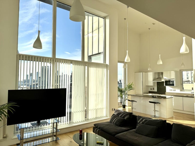 Room Silvertown Way in Greater London