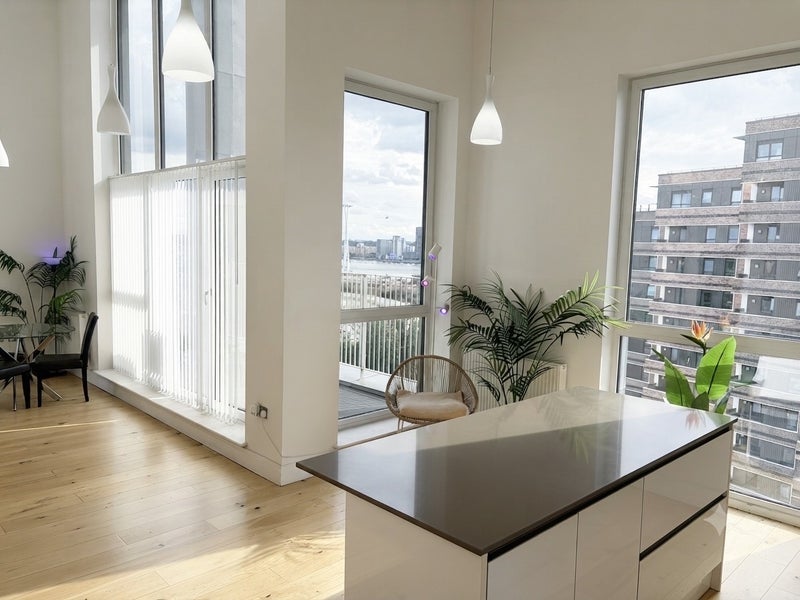 Room Silvertown Way in Greater London