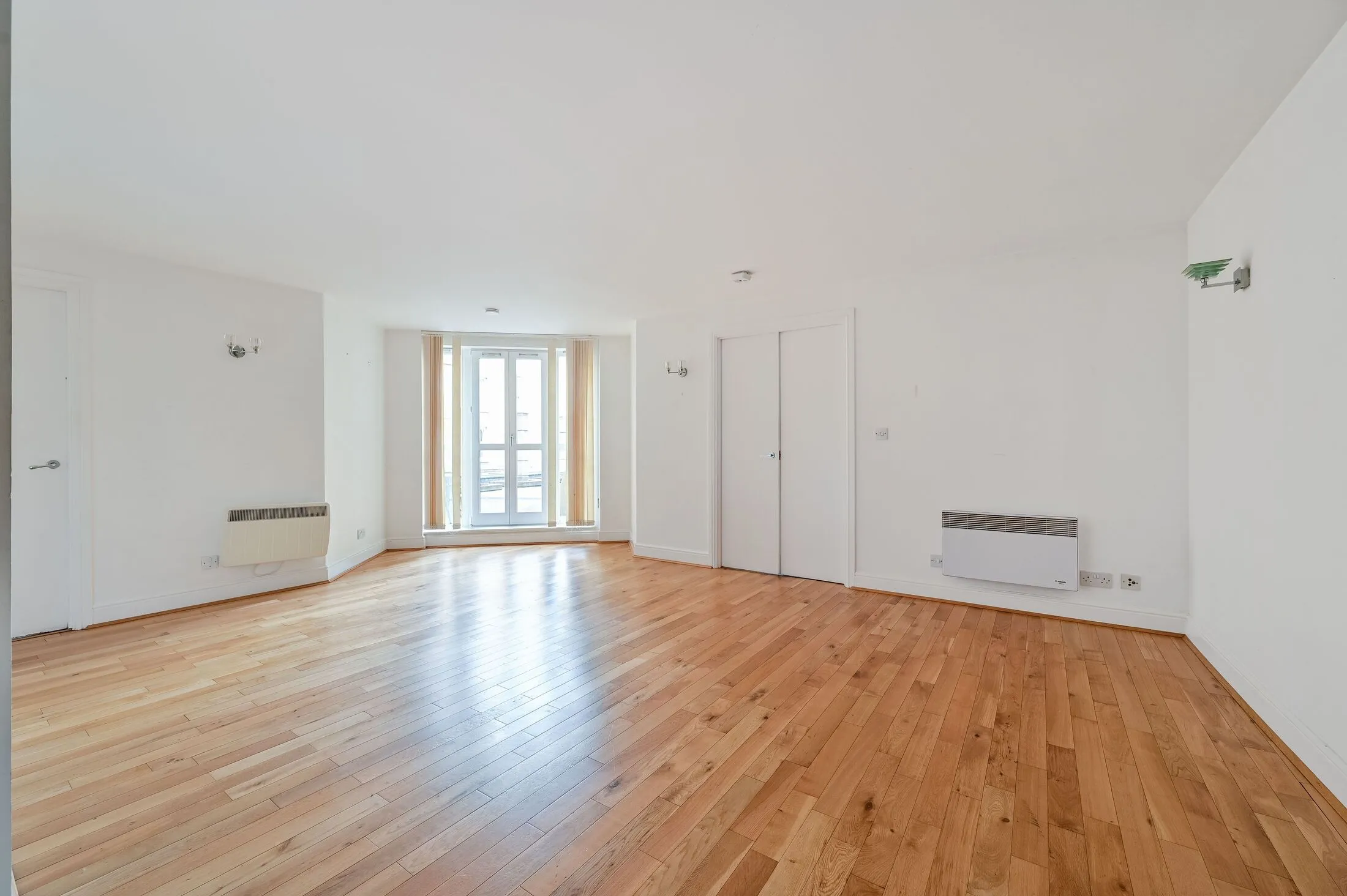 Flat Commercial Road in Greater London