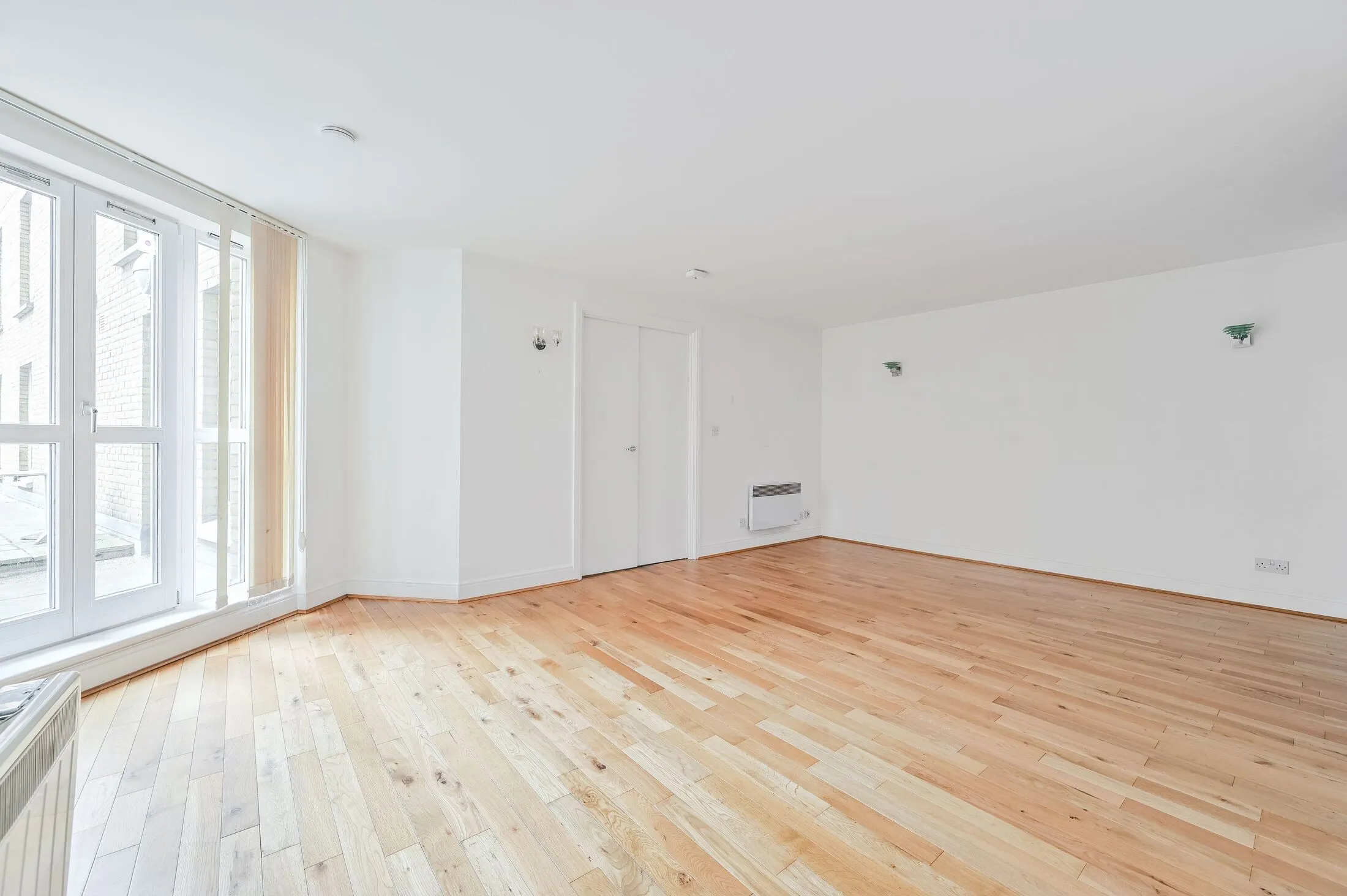 Flat Commercial Road in Greater London