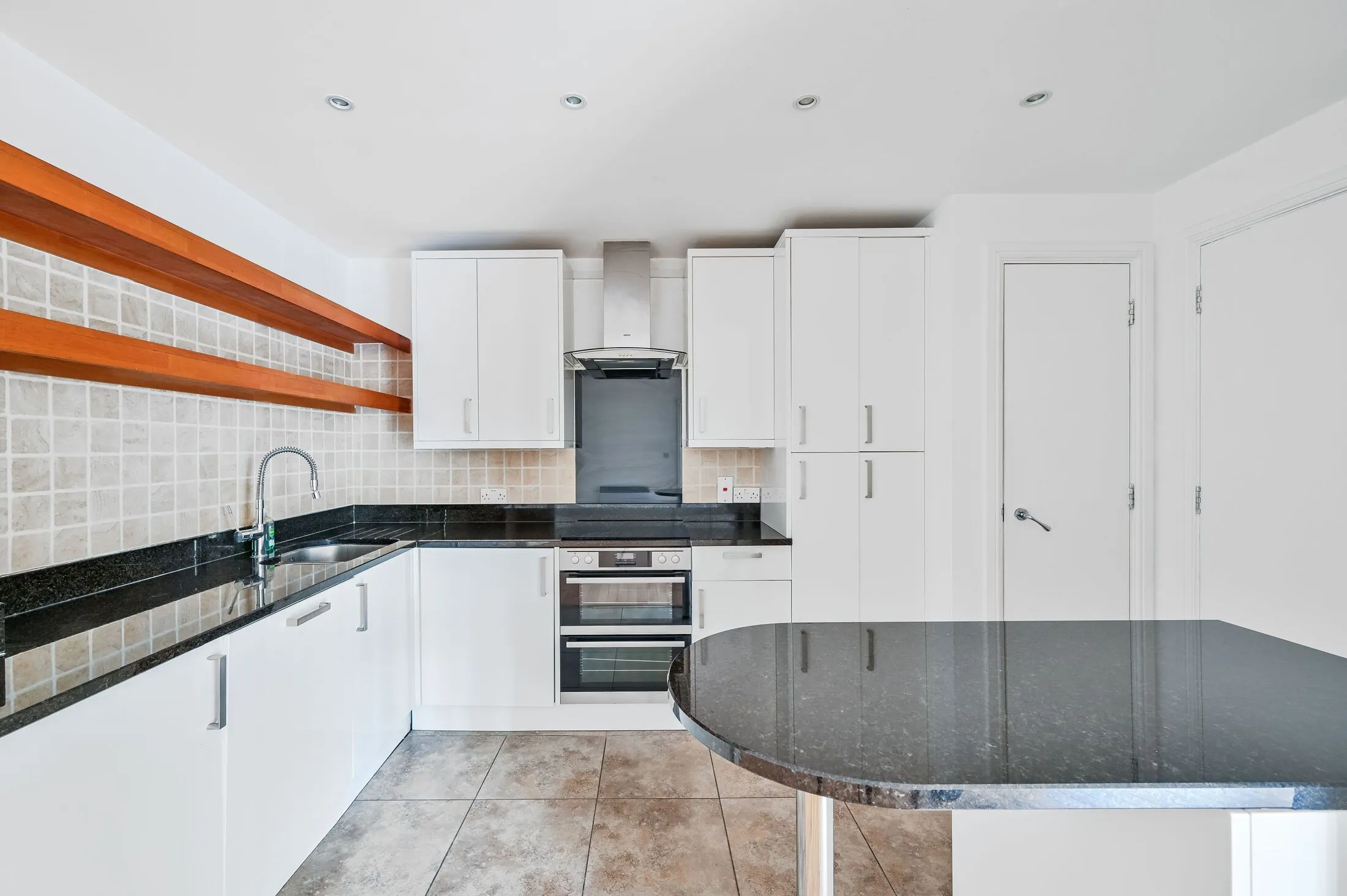 Flat Commercial Road in Greater London