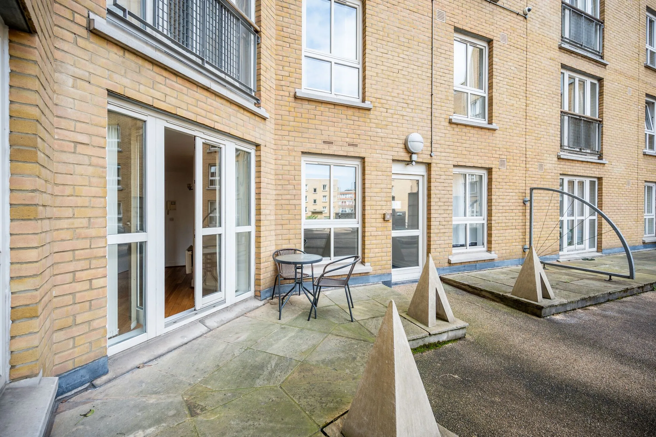 Flat Commercial Road in Greater London