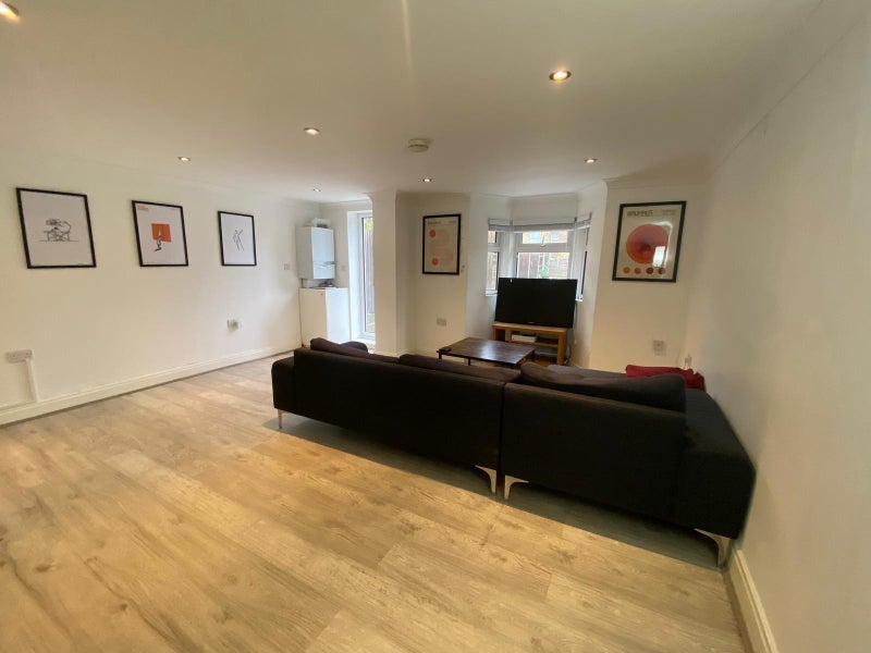 Room Mayola Road in Greater London