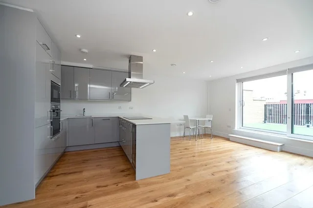 Flat Kilburn High Road in Greater London