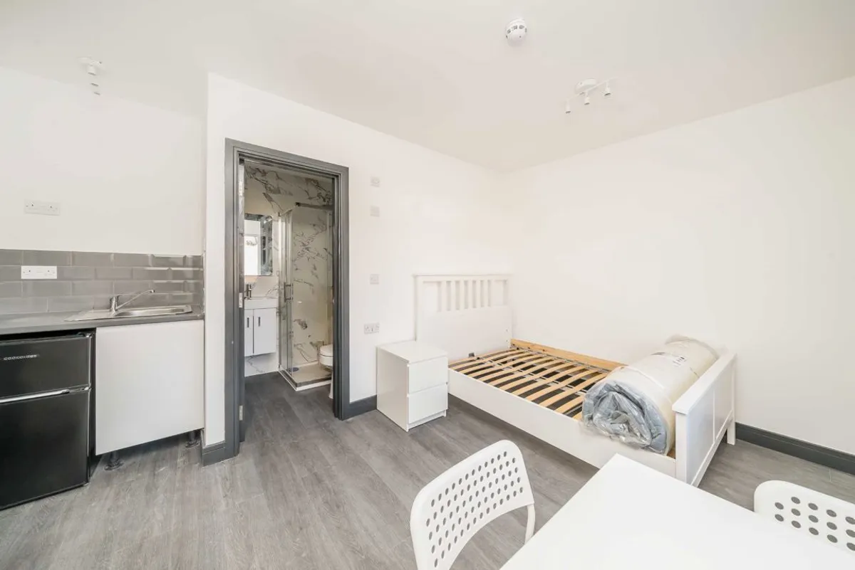 Room Wellington Avenue in Greater London
