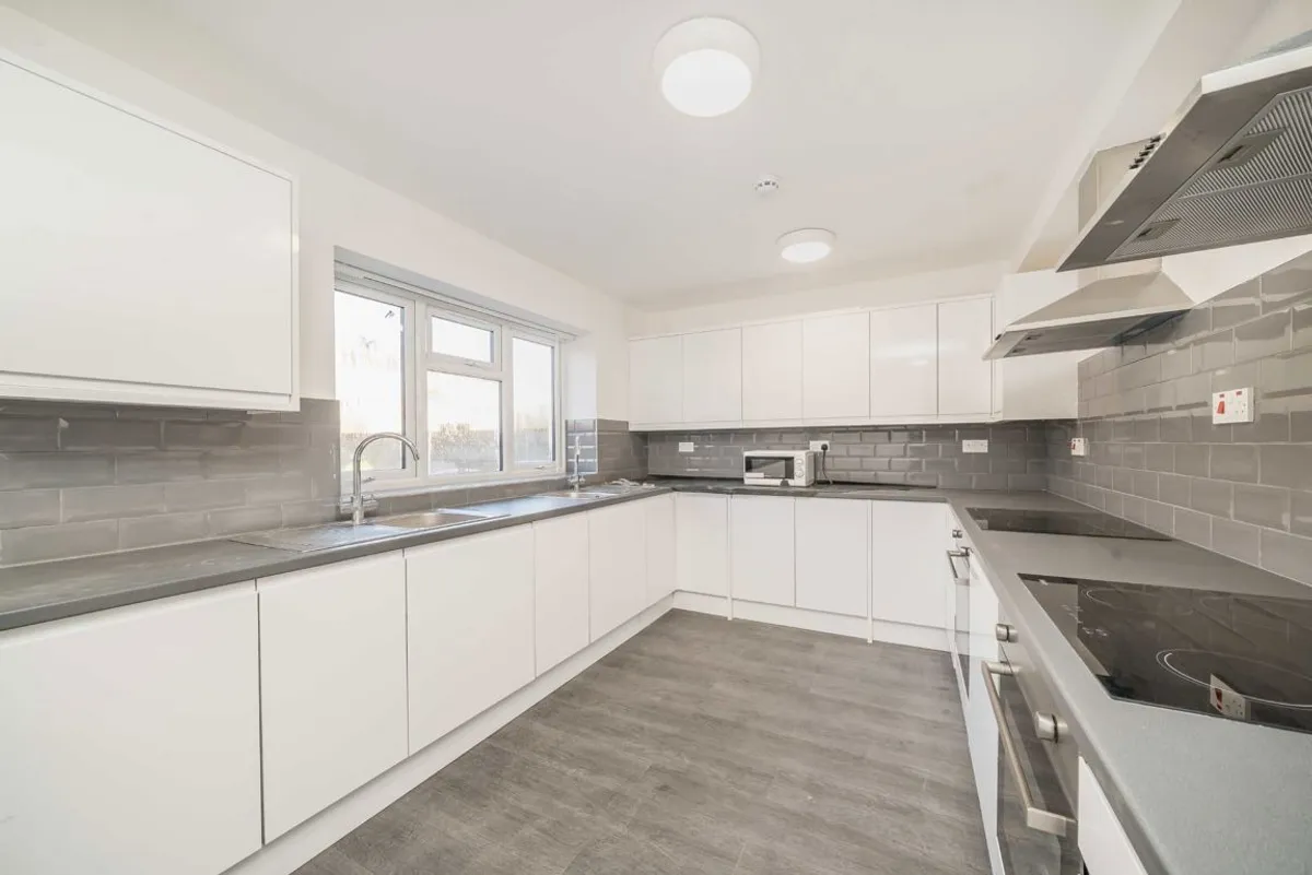 Room Wellington Avenue in Greater London