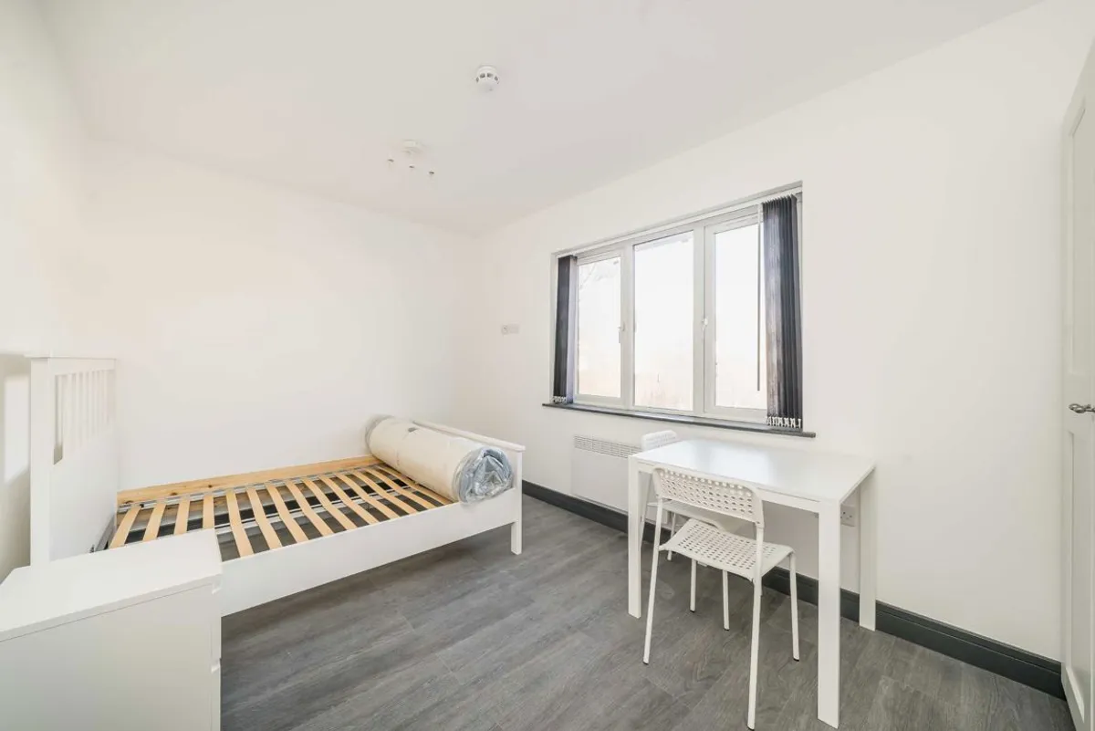 Room Wellington Avenue in Greater London