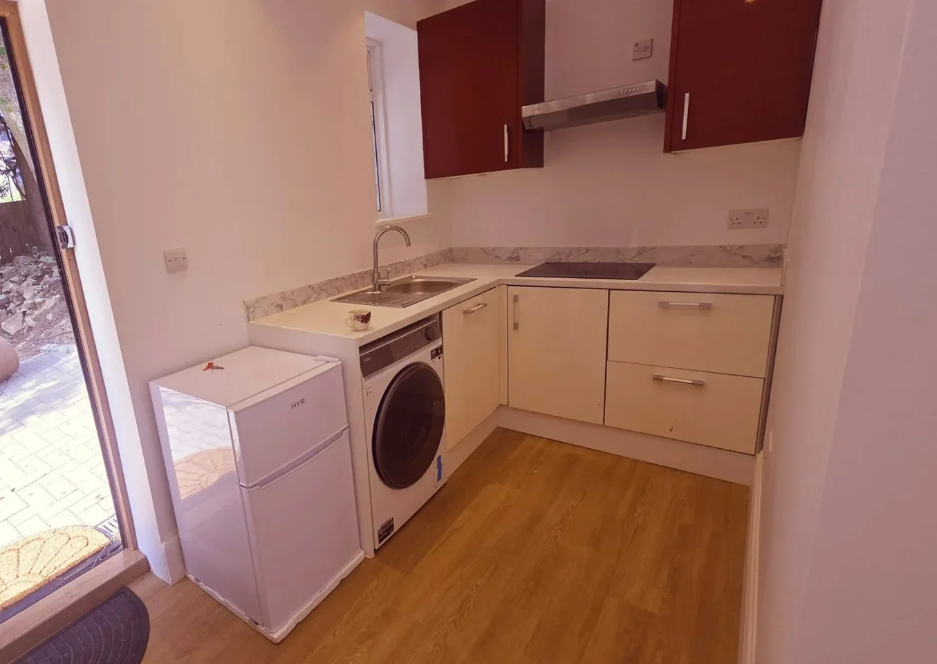 Flat Madeira Avenue in Greater London