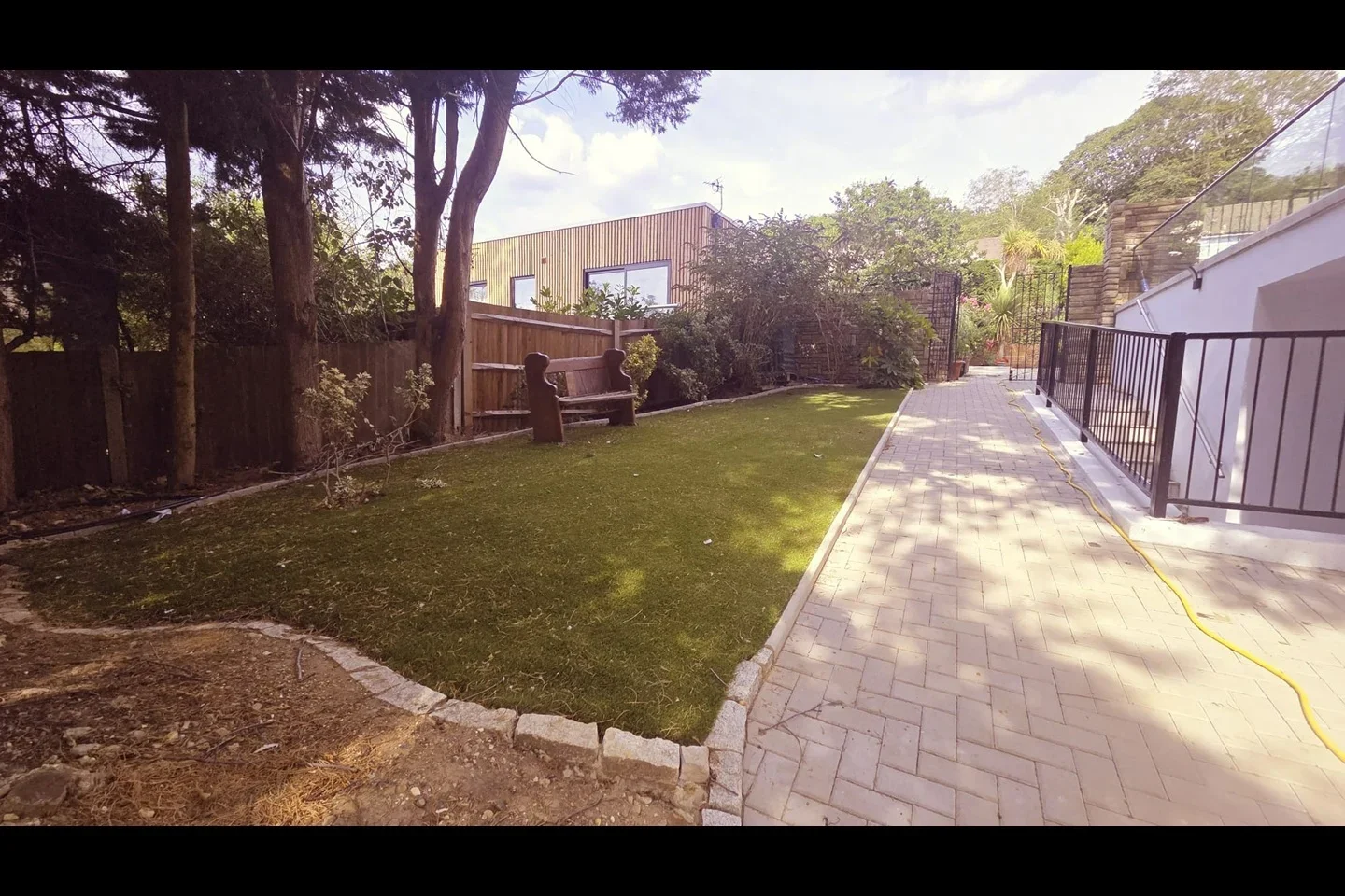Flat Madeira Avenue in Greater London