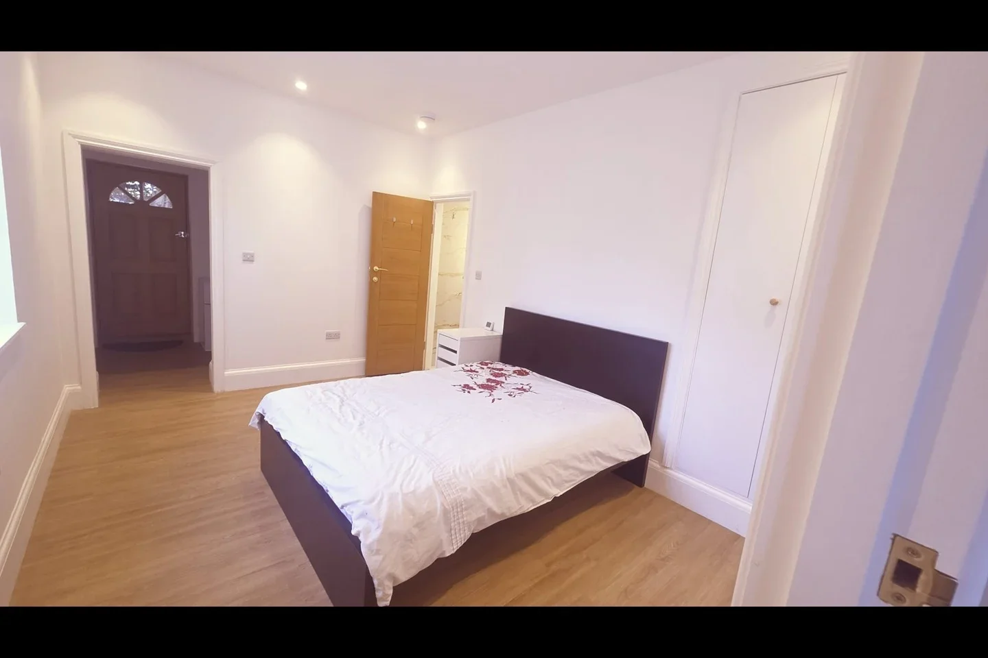 Flat Madeira Avenue in Greater London