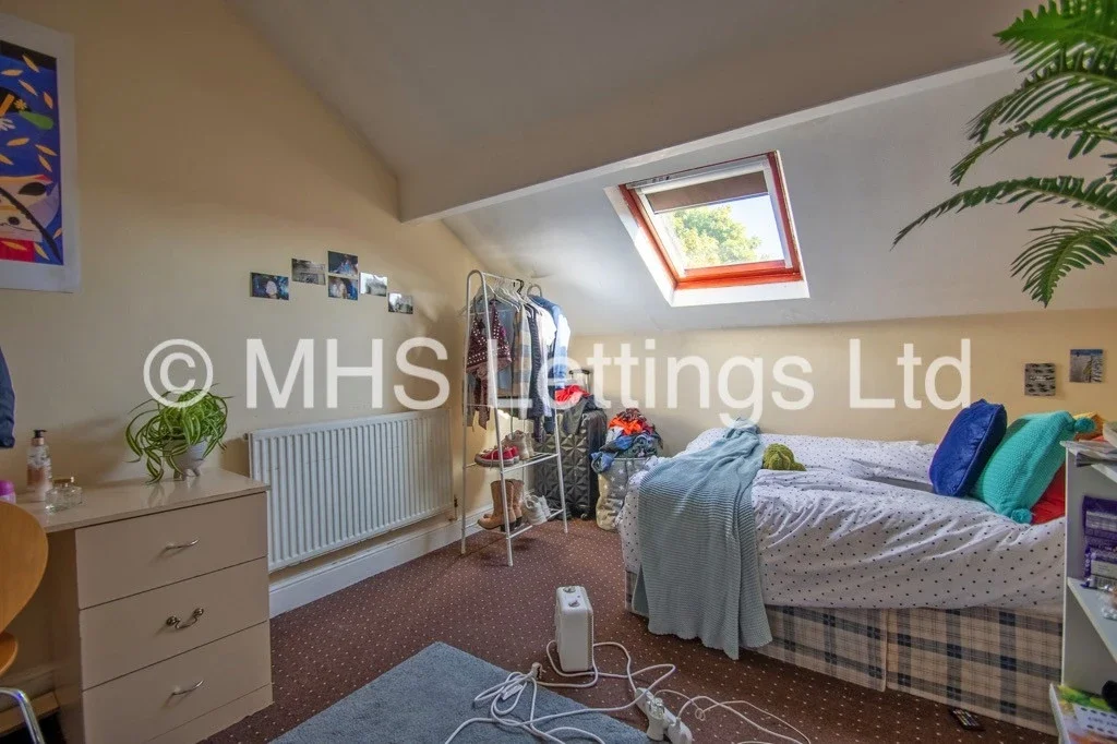 Room Regent Park Avenue in Leeds