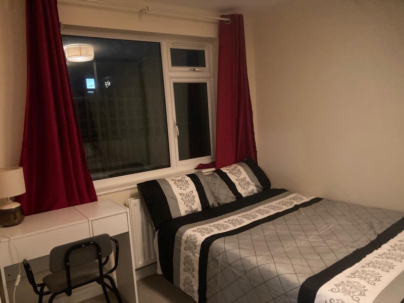 Room Griffiths Road in Greater London