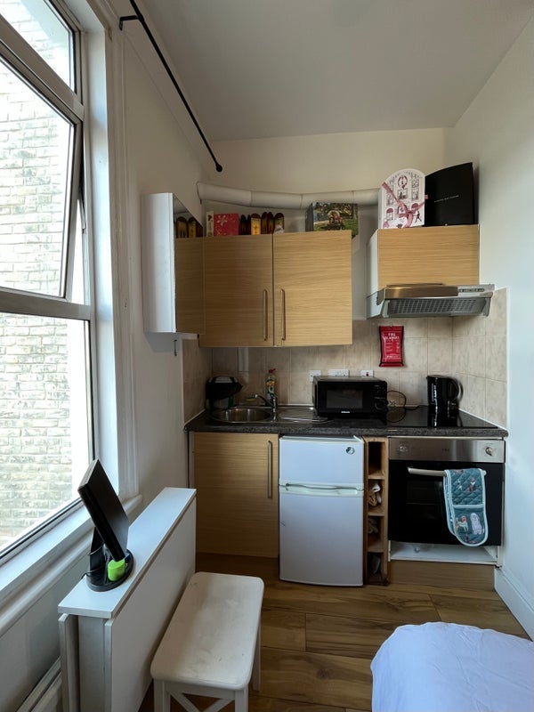 Flat Dalling Road in Greater London