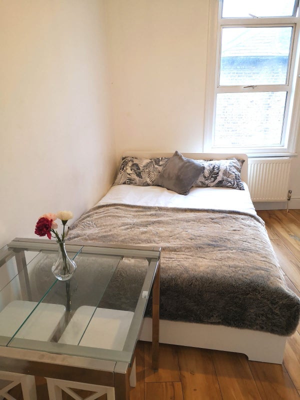 Flat Dalling Road in Greater London