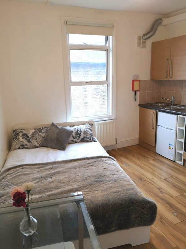 Flat Dalling Road in Greater London