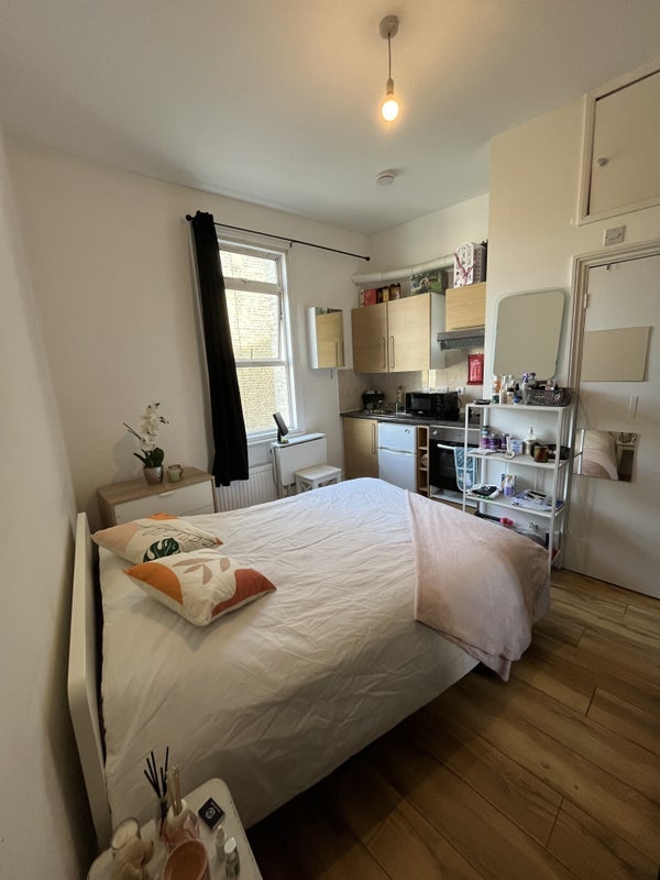 Flat Dalling Road in Greater London