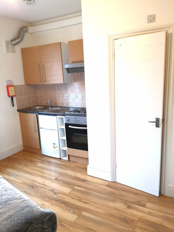 Flat Dalling Road in Greater London