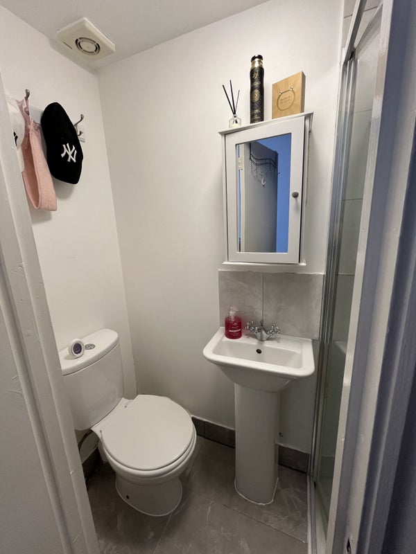 Flat Dalling Road in Greater London