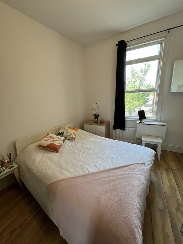 Flat Dalling Road in Greater London