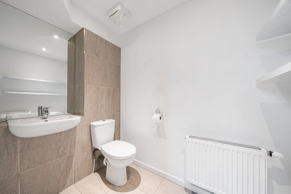 Flat Shalfleet Drive in Greater London