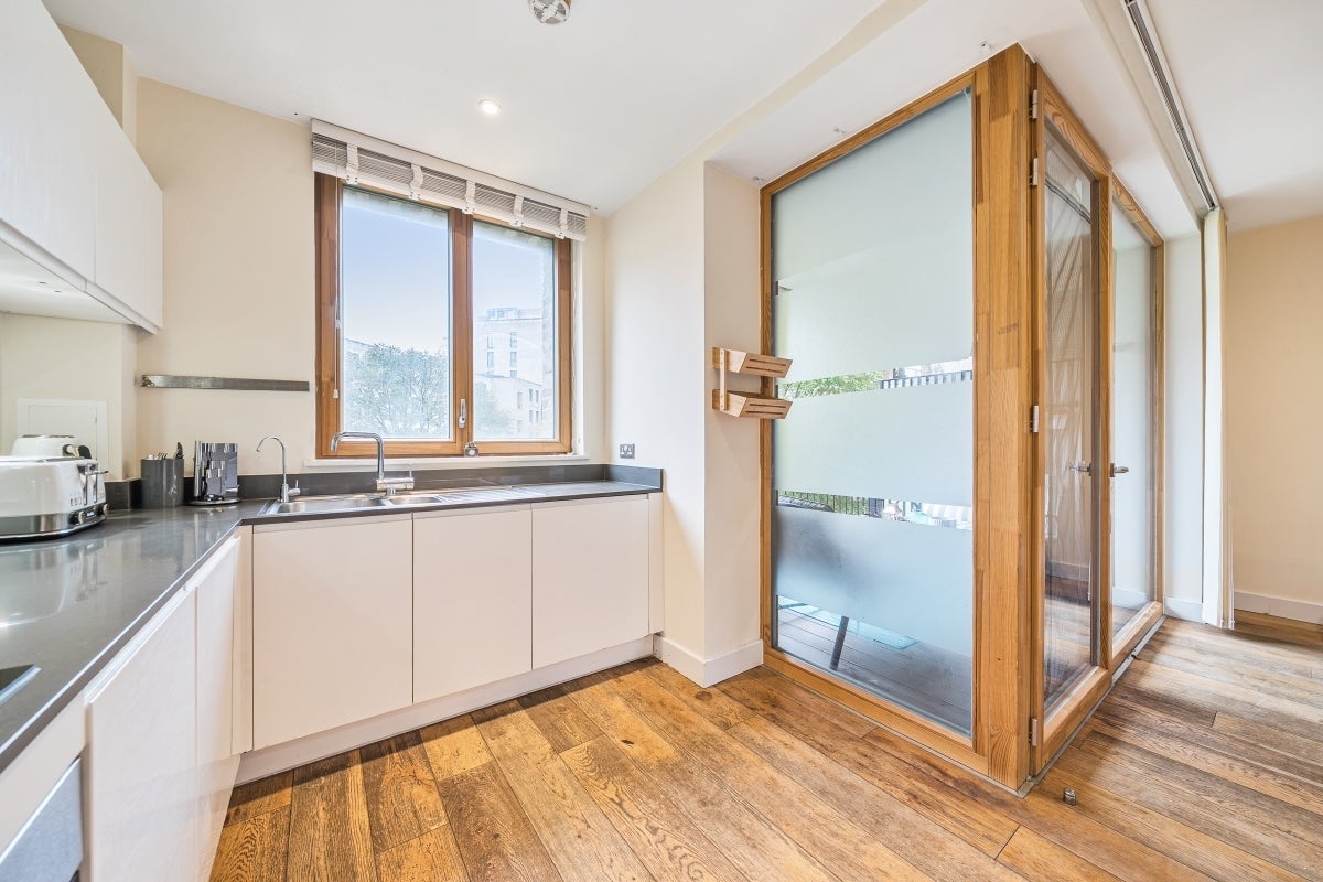 Flat Shalfleet Drive in Greater London