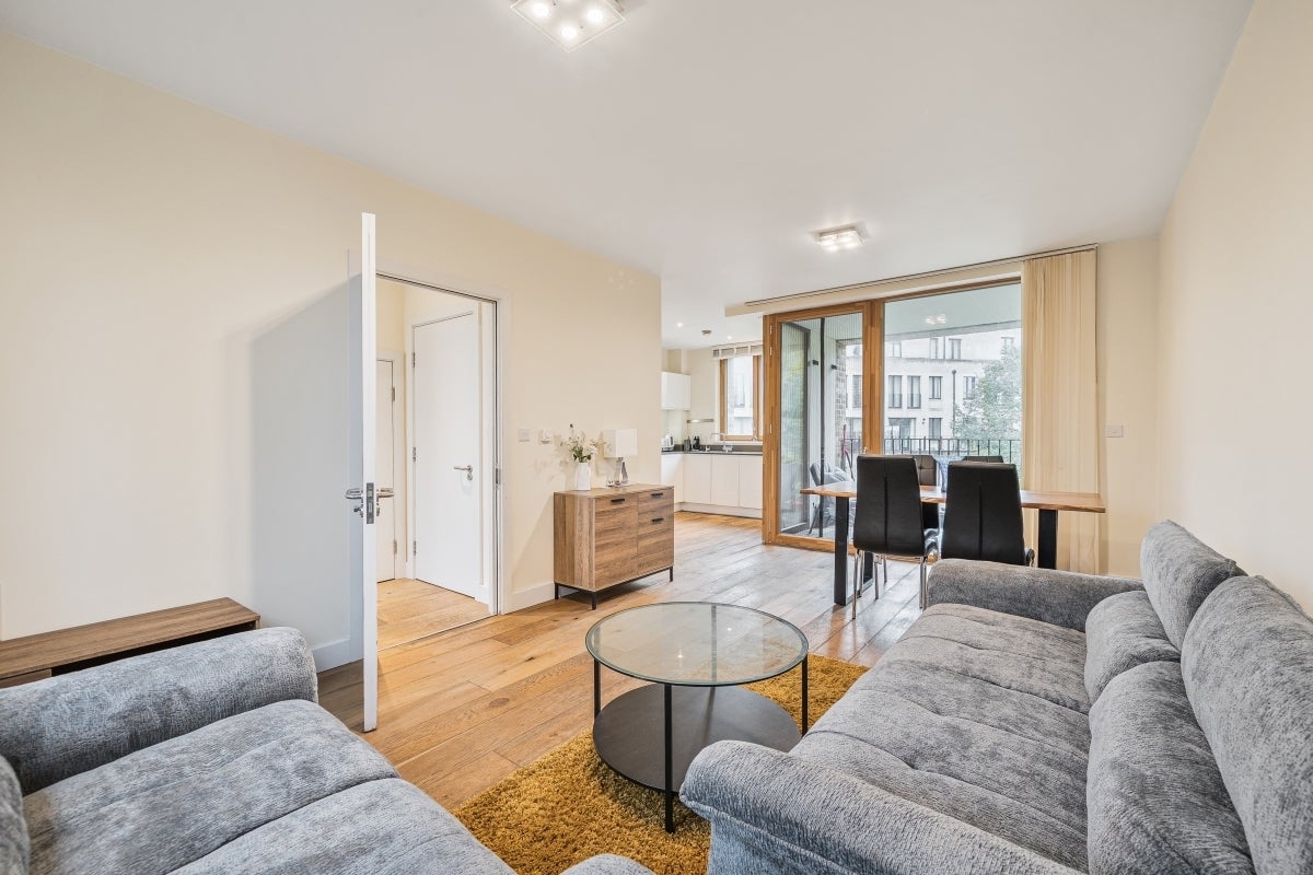 Flat Shalfleet Drive in Greater London