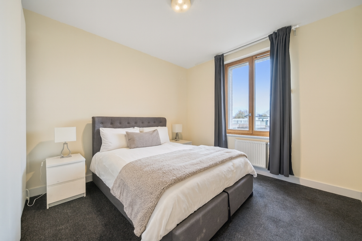 Flat Shalfleet Drive in Greater London