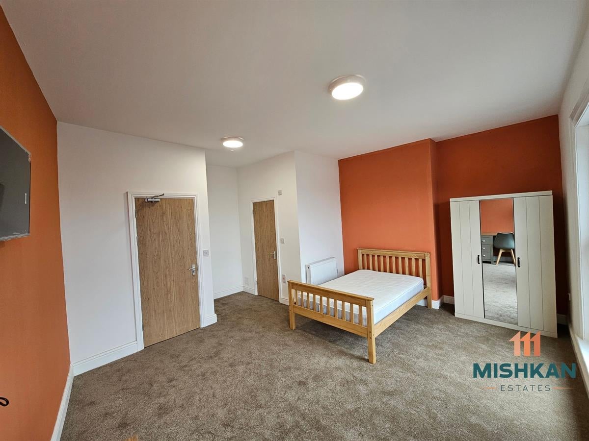 Room Brookside Avenue in St Helens