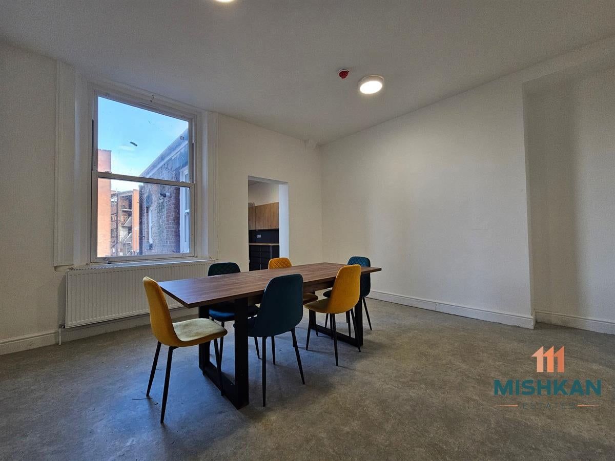 Room Brookside Avenue in St Helens