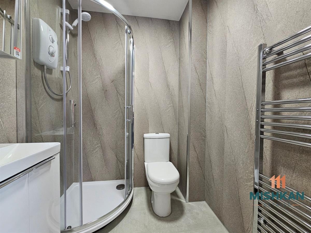 Room Brookside Avenue in St Helens