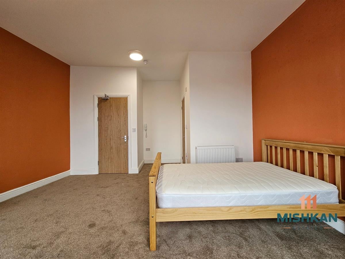 Room Brookside Avenue in St Helens