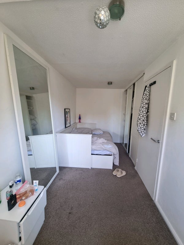 Room Mile End Road in Greater London