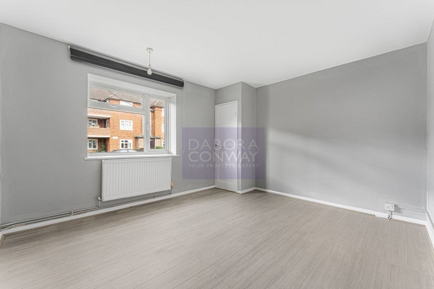 Flat Rivenhall Gardens in Greater London