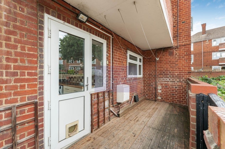 Flat Rivenhall Gardens in Greater London