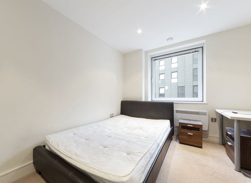 Flat Prestons Road in Greater London