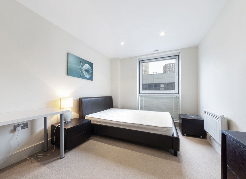 Flat Prestons Road in Greater London