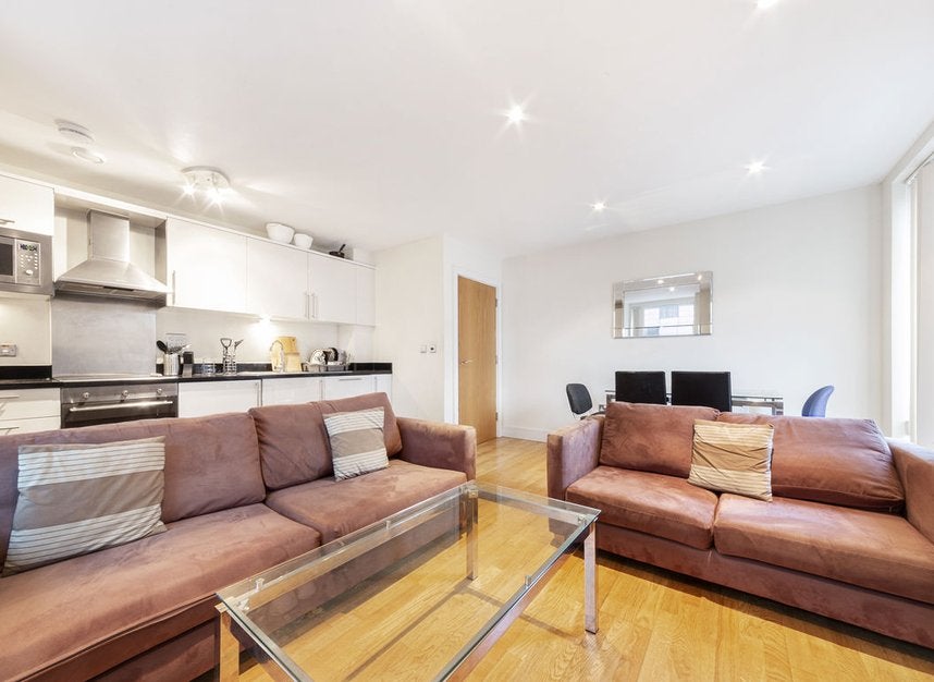 Flat Prestons Road in Greater London