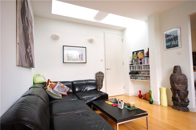 Flat Sumatra Road in Greater London