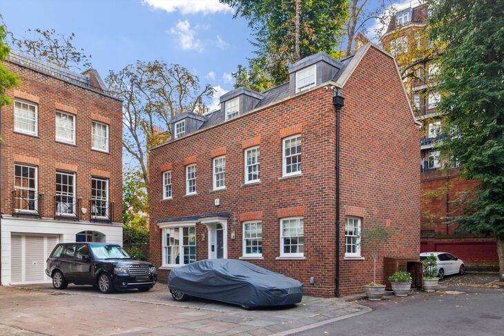 House Somerset Square in Greater London
