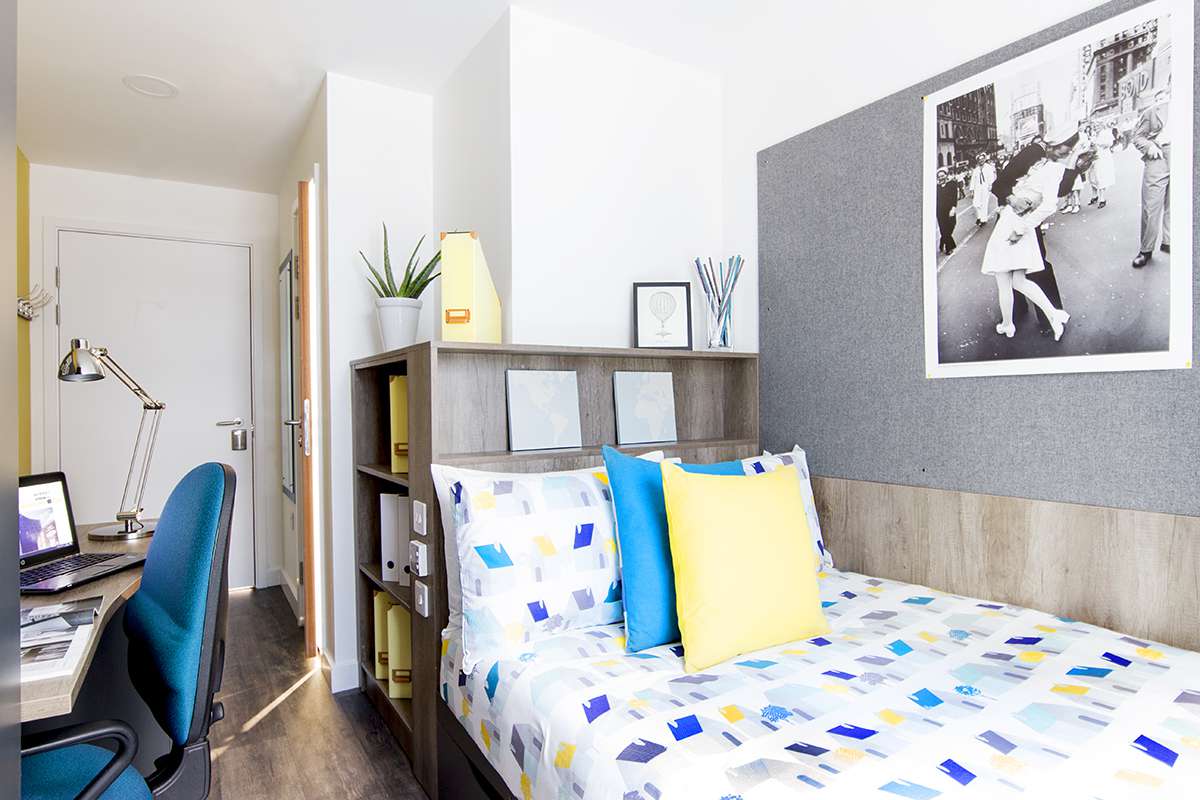 Room Stanhope Road in Portsmouth
