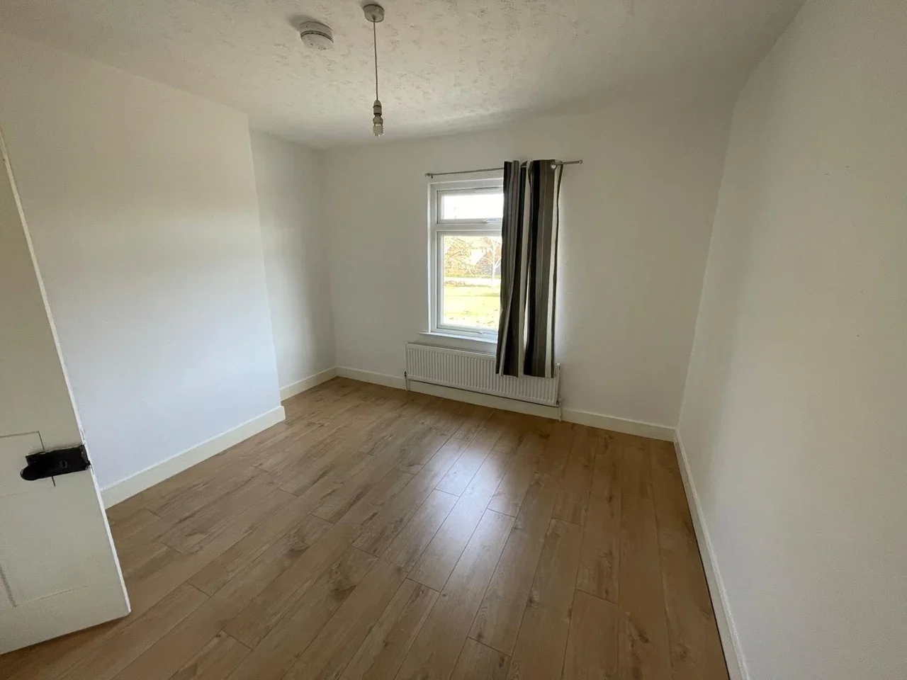 Flat Worplesdon Road in Guildford