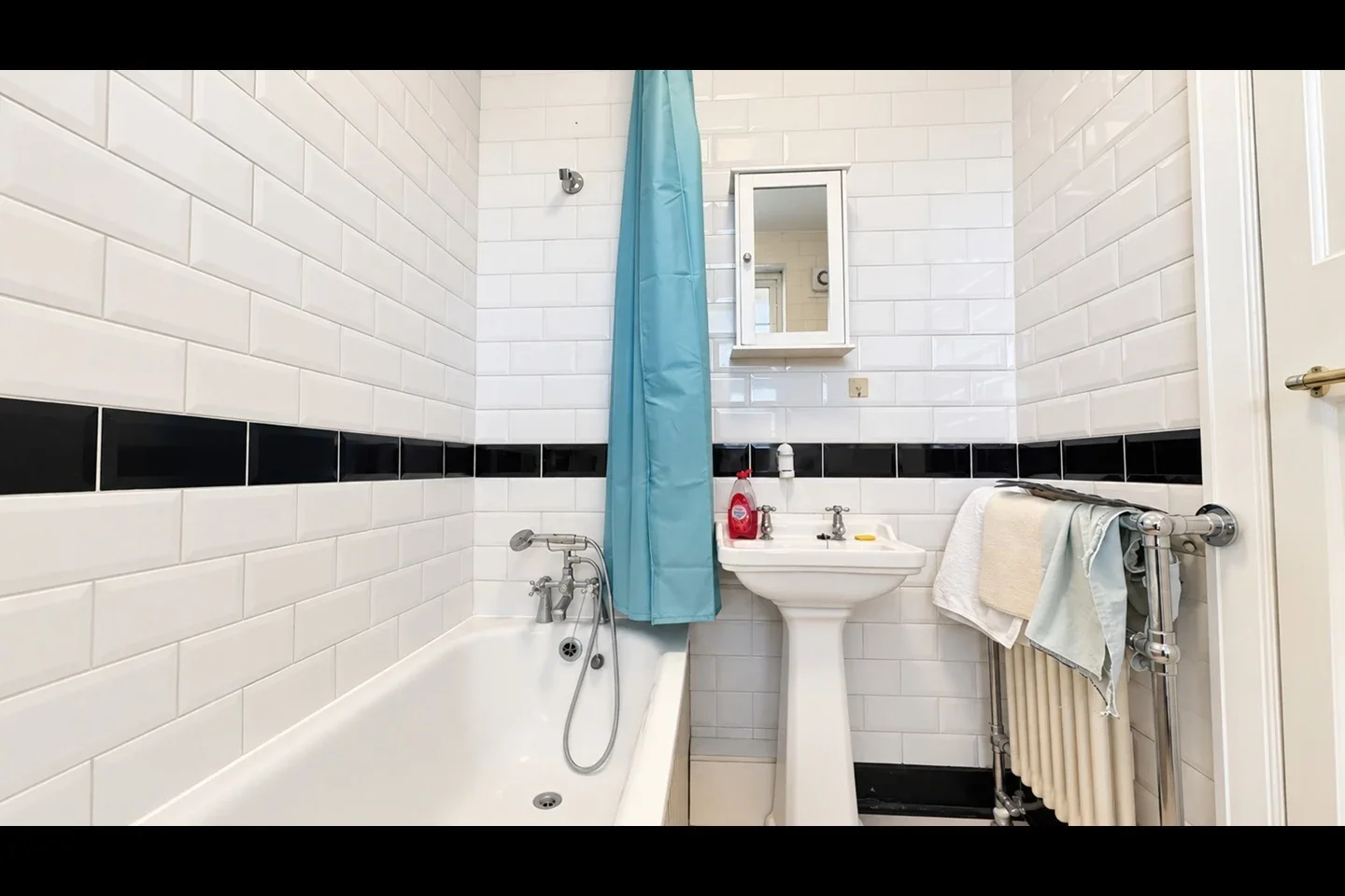 Flat Connaught Road in Greater London