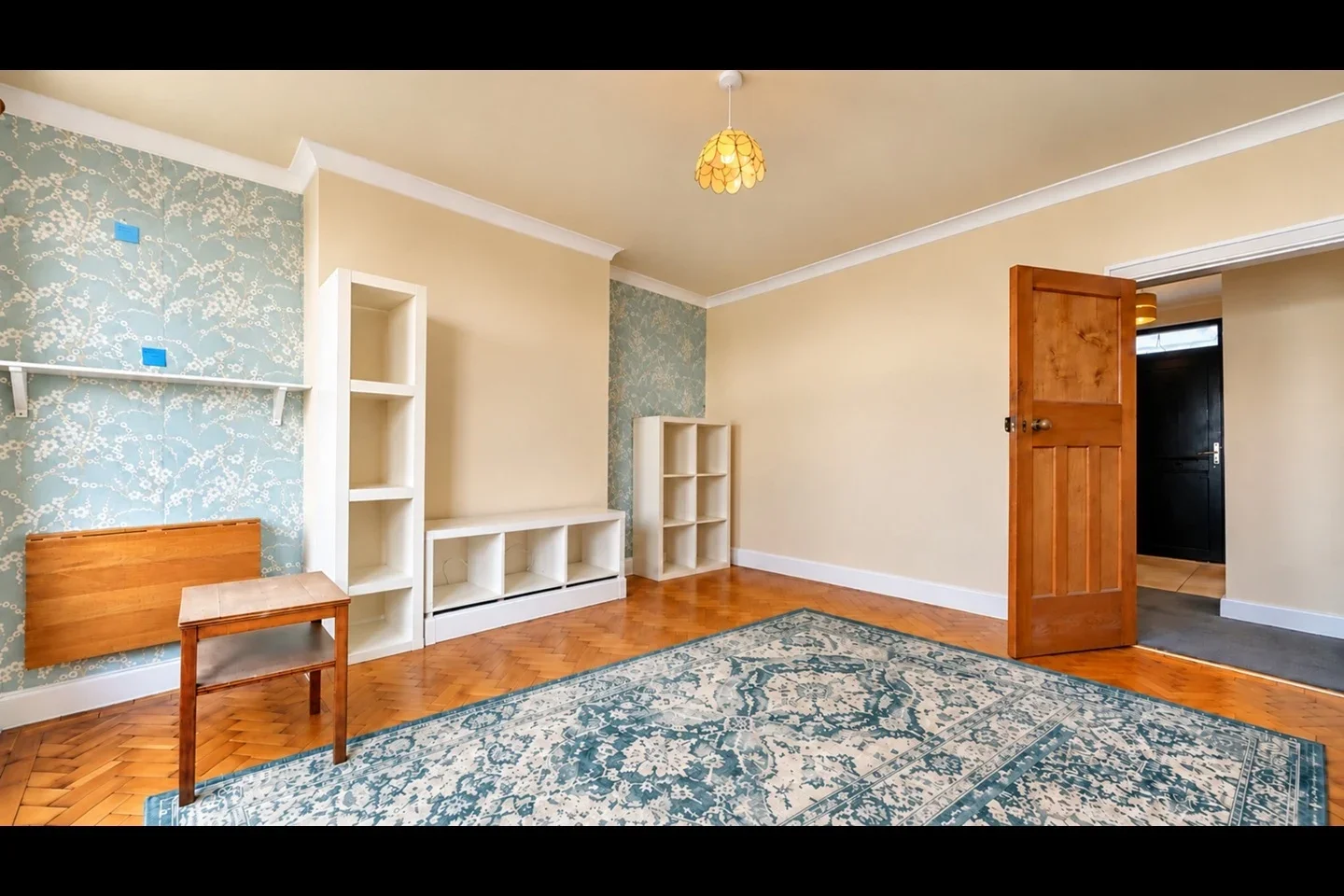 Flat Connaught Road in Greater London