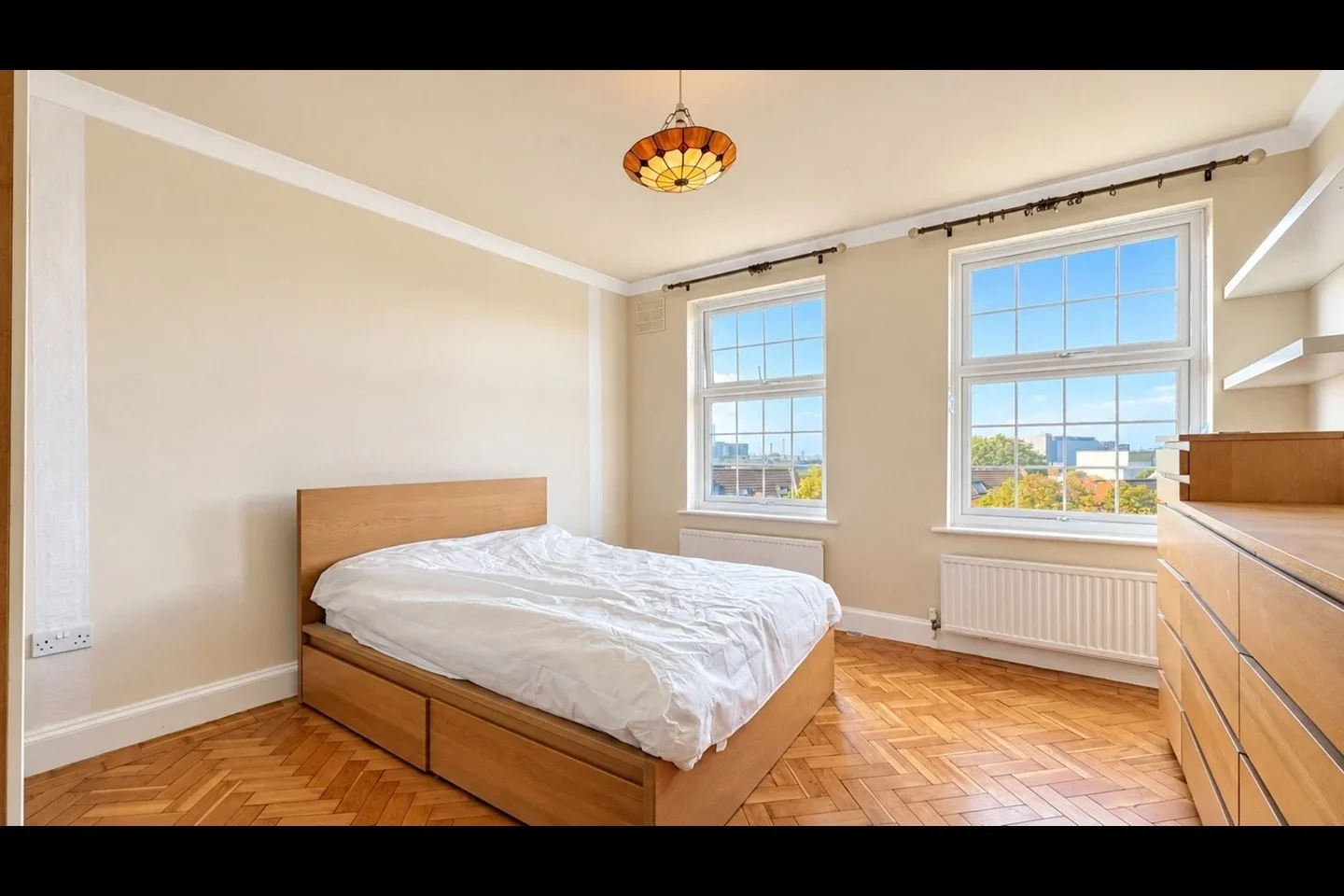 Flat Connaught Road in Greater London
